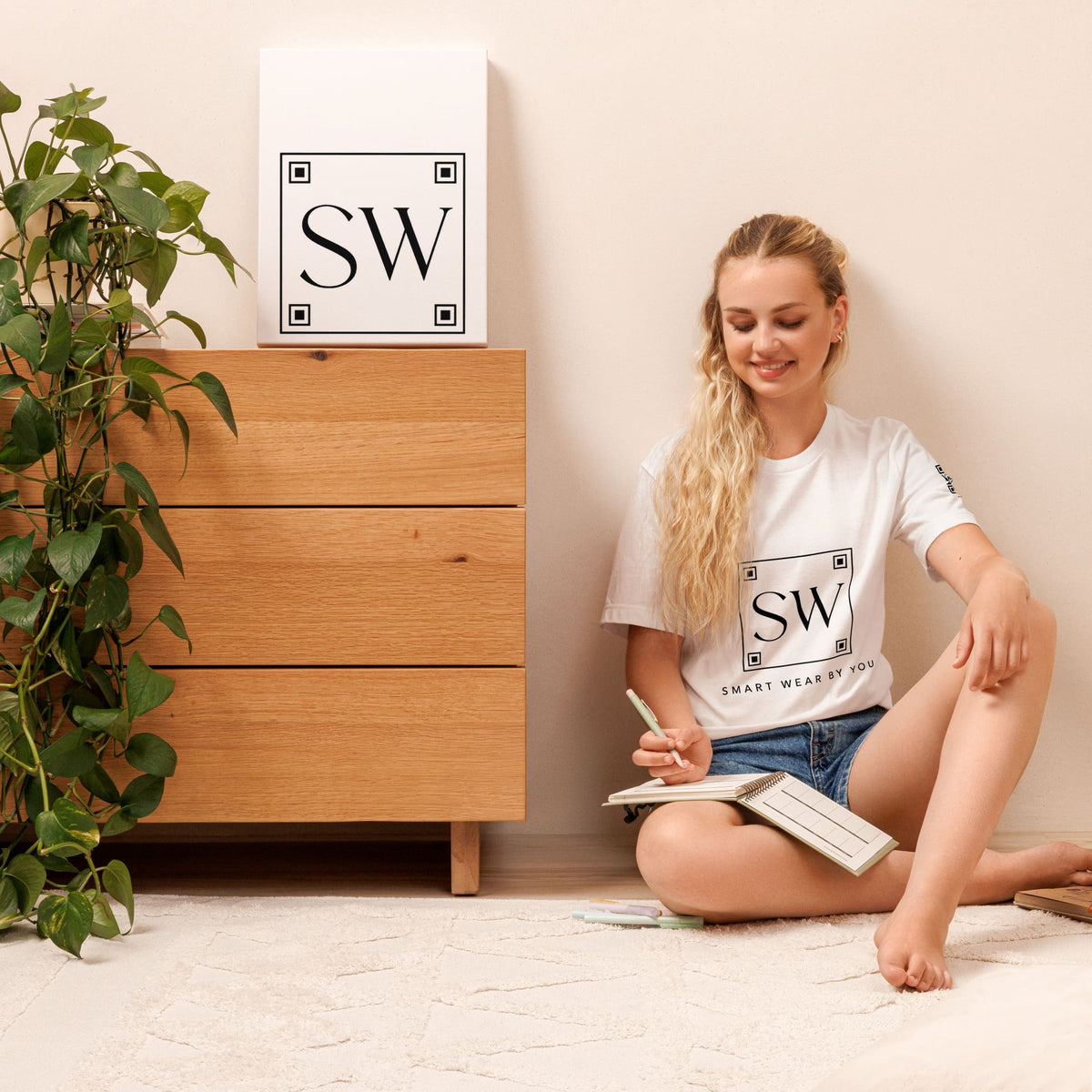 Camiseta blanca unisex con logo SW de Smart Wear By You y código QR en la manga, modelos hombre y mujer