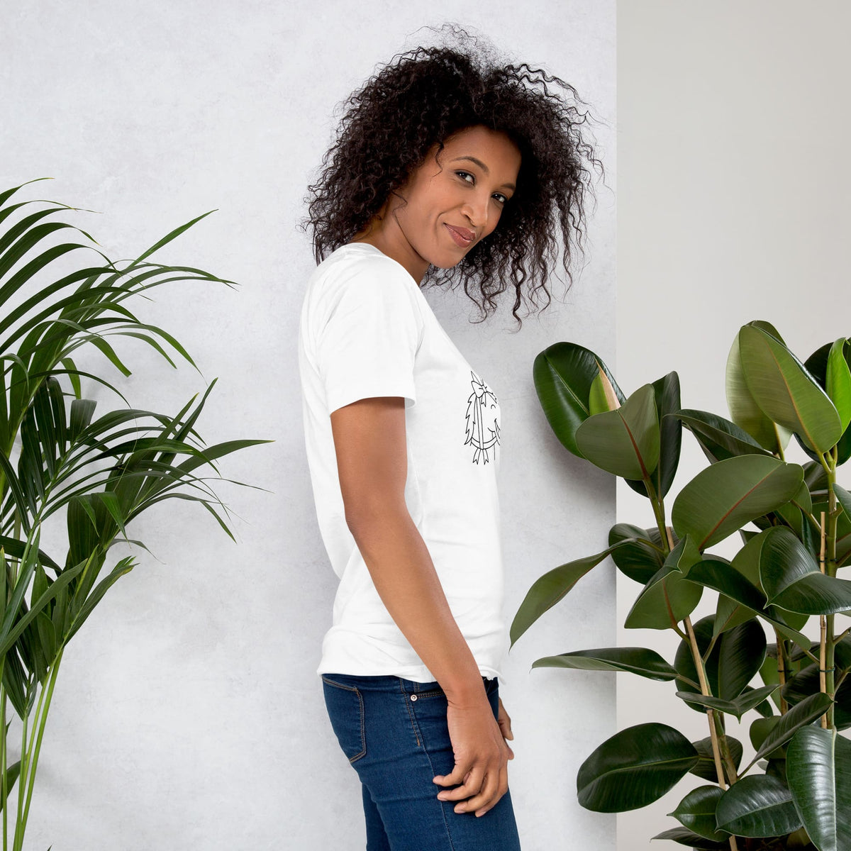 Camiseta blanca con ilustración de caballo con lazo guiñando un ojo, refrán a caballo regalado no le mires el diente, modelo mujer